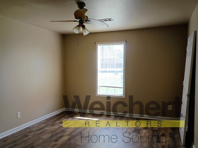 Building Photo - Spacious 3-Bedroom Home with Garage and Sc...