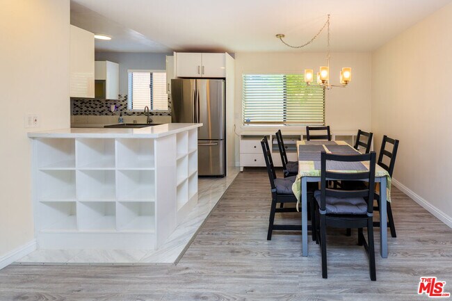 Building Photo - 5848 Hazeltine Ave