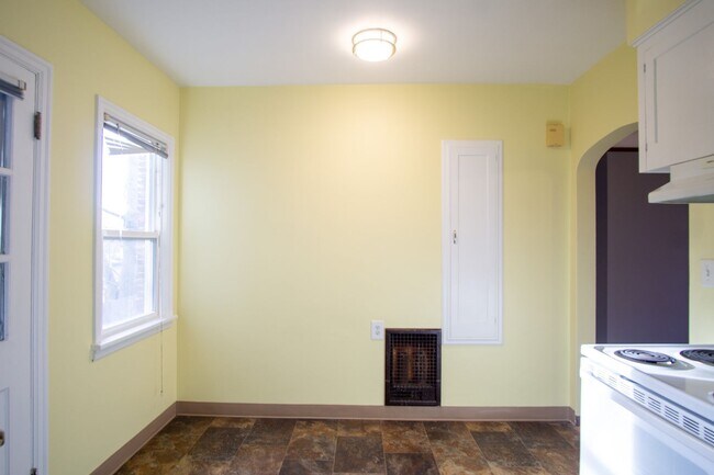 Building Photo - Great Vintage 2-Bed Between Hawthorne & Belmont!