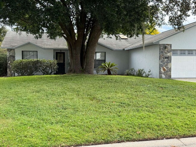 Building Photo - "Charming 3-Bedroom Retreat with 2 Full Ba...