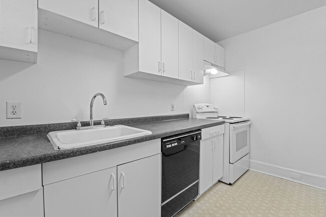 Building Photo - Available Now - Adorable 2 Bedroom propert...