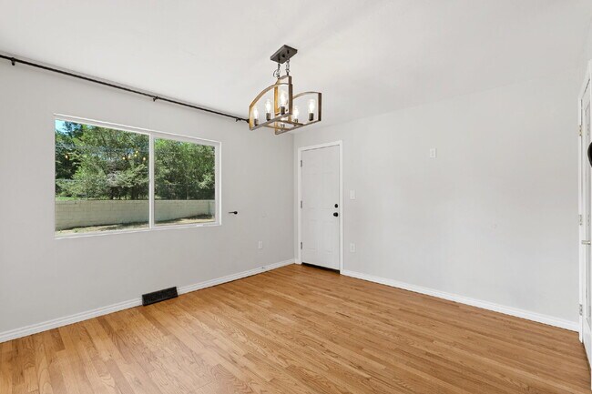 Building Photo - Central Location | 15 Min to Peterson, 20 ...