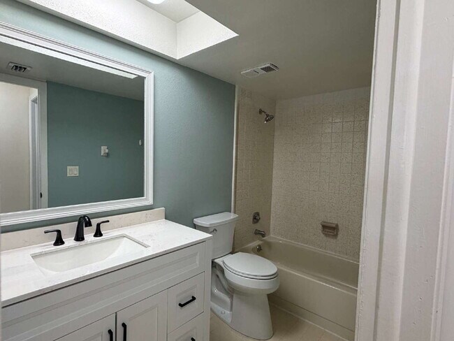 Building Photo - 2-bedroom, 2-bathroom residence located in Punta Gorda Isles