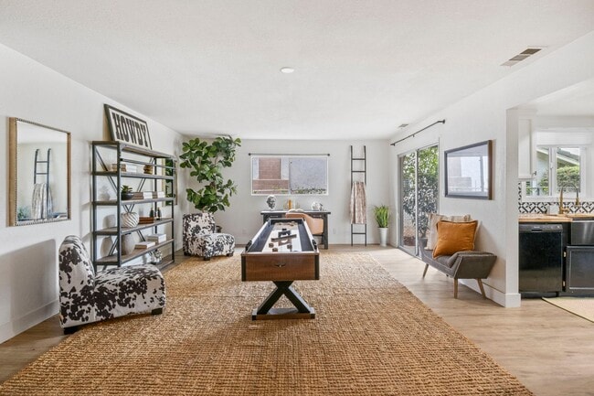 Building Photo - CANYON LAKE 3 BED 2 BATH ON GOLF COURSE