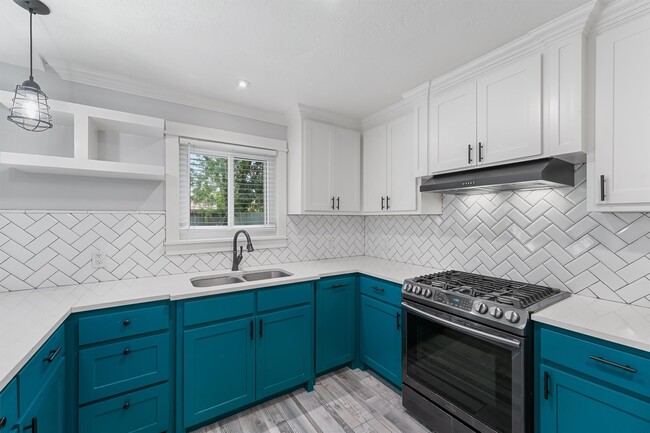 Building Photo - 16906 Rolling Acres Dr