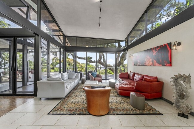 Building Photo - Tantalus Glass House: Modern Luxury with S...