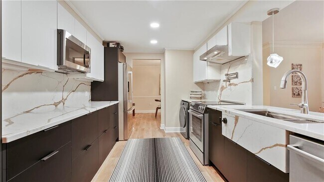 Building Photo - 2637 Peachtree Rd NE