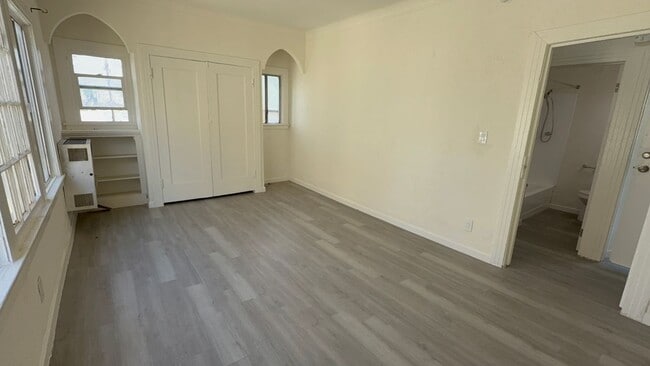 Building Photo - 116 S Mathews St