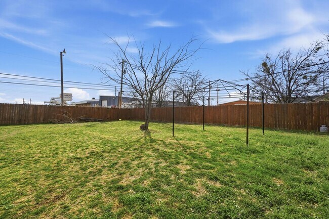 Building Photo - 1741 Pasadena Dr