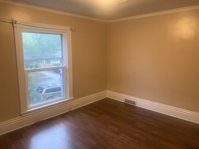Building Photo - 2 Bedroom Upper Close to Downtown!