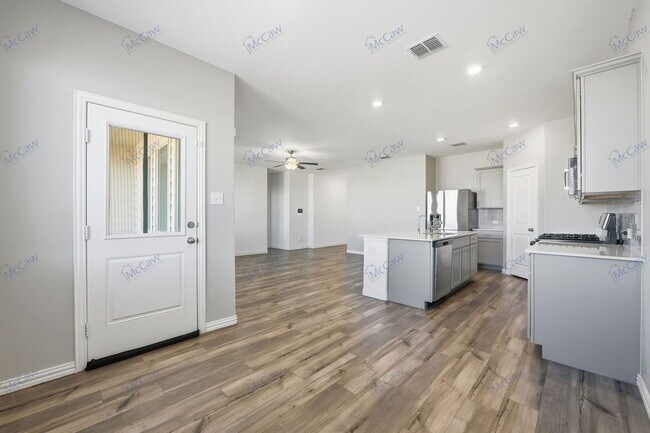 Building Photo - 2528 Starwater Dr