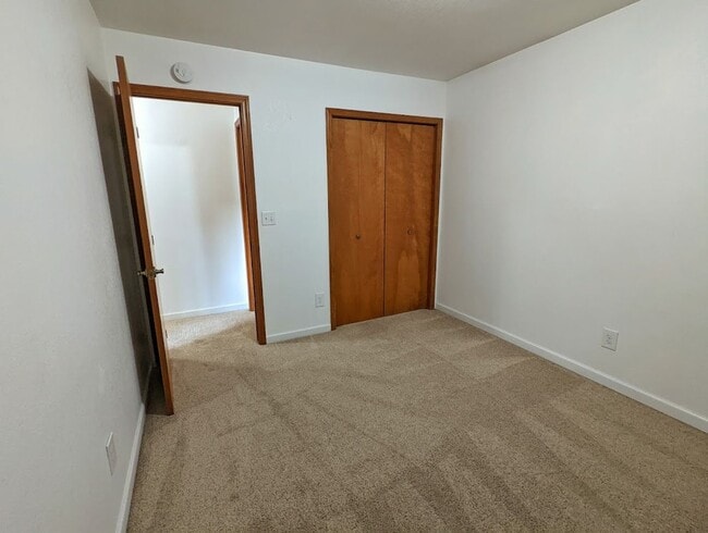 Building Photo - Backloop Sgl Fam Home, 3BD/2BA, Pet Friendly, 2 Car Garage