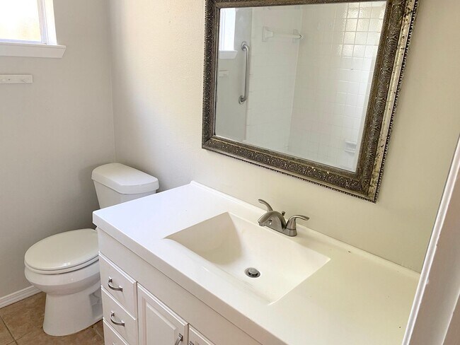 Building Photo - Richmond Area Beauty with Open Family Area