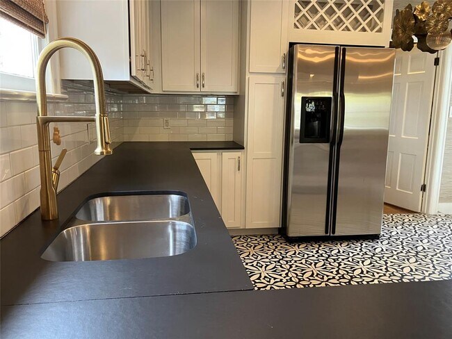 Building Photo - 1916 W 39th St