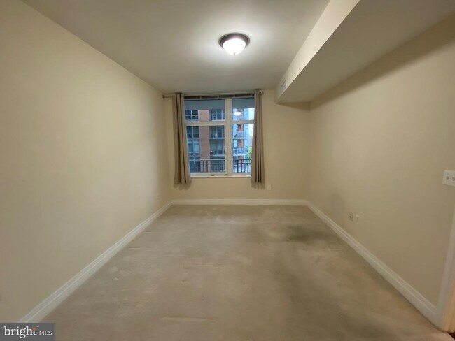 Building Photo - 8220 Crestwood Heights Dr