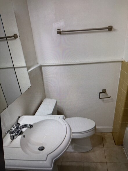 Bathroom - 1575 N Colonial Ter