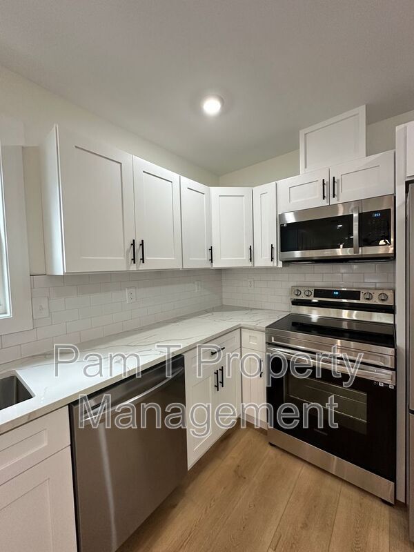 Building Photo - 618 E Waldburg St