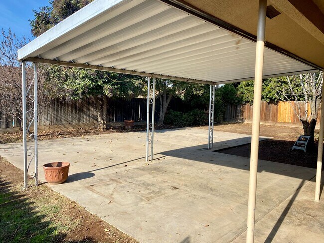 Building Photo - Immaculate North Fresno 3/2