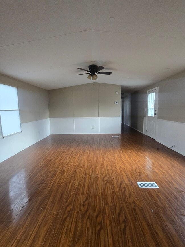 Building Photo - 3 bedroom, 2 bath Mobile Home in Yorktowne