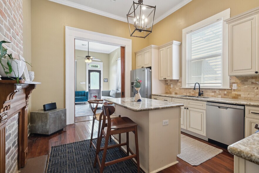 Building Photo - 2311 Dumaine St