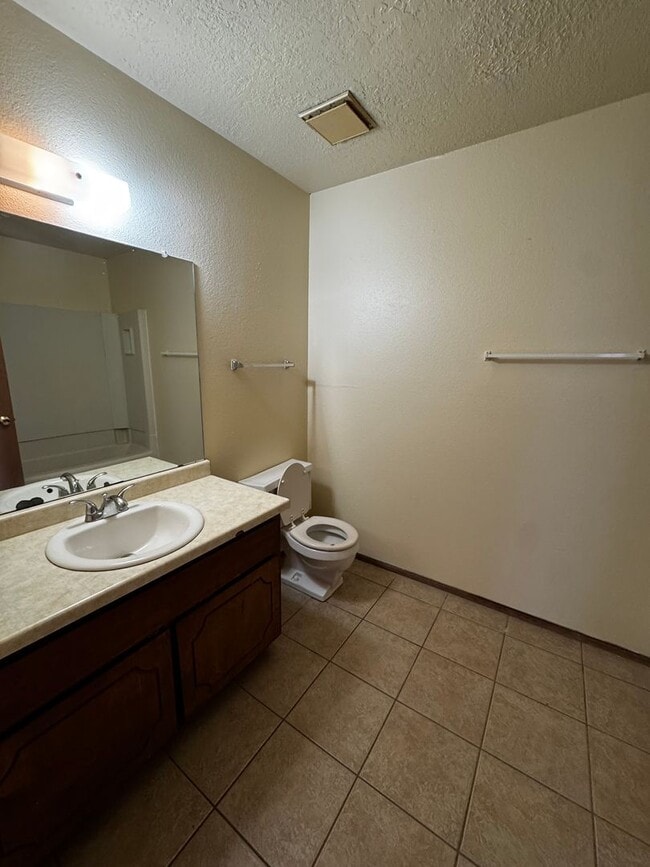 Building Photo - Charming 2 bedroom, 1 bath, 1 car garage u...