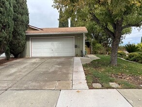 Building Photo - Beautiful Single-Story Townhome on Corner Lot with Private Courtyard & 2-Car Garage