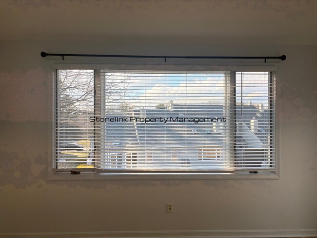 Building Photo - Fully Redesigned Townhouse Style Condo For Rent in Desirable Louisquisset Community!