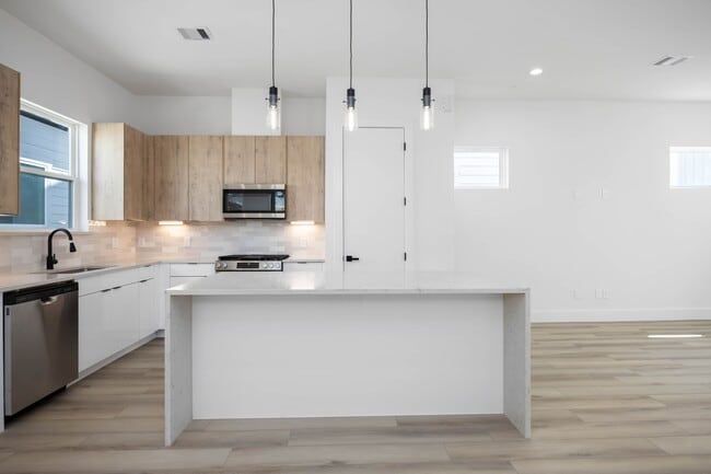 Building Photo - 6737 Peerless St