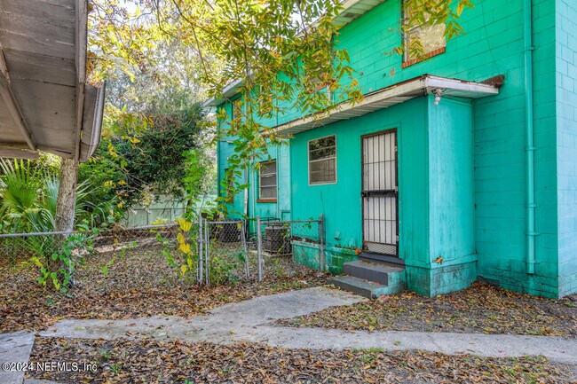 Building Photo - 1265 W 26th St
