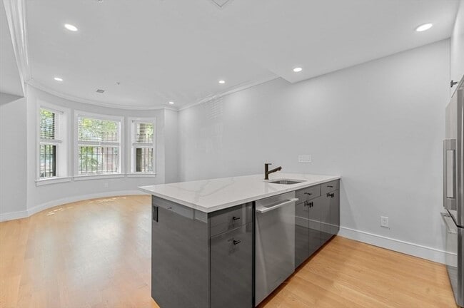 Building Photo - 535 Newbury St