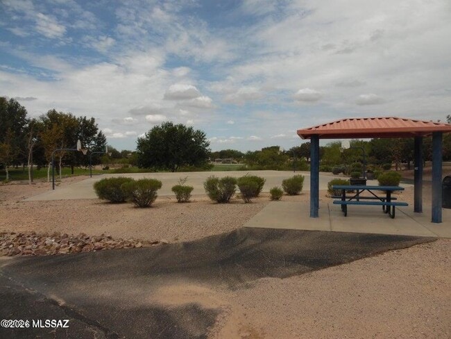 Building Photo - 7325 E Weeping Willow Dr