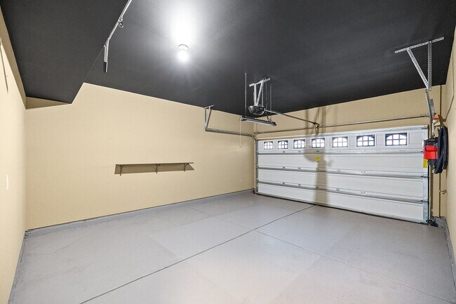 Building Photo - 3 Bed 2.5 Bath Home located in Heritage Hi...