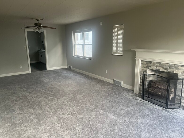 living area/dining area - 635 13th Ave