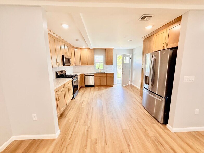 Building Photo - 13 Roosevelt Ave