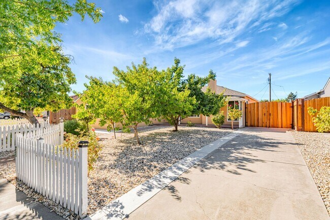 Building Photo - Beautifully Maintained 3-Bedroom Home l Hu...