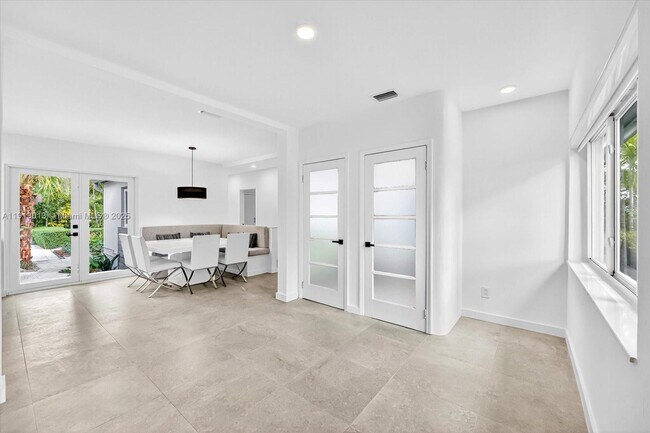 Building Photo - 863 NE 90th St