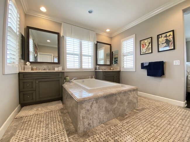 Building Photo - 3BD Home with Amazing Panoramic Ocean Views!