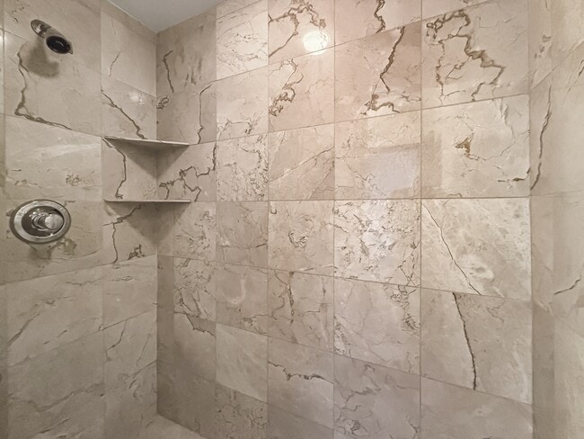 Building Photo - 1005 S Shepherd Dr