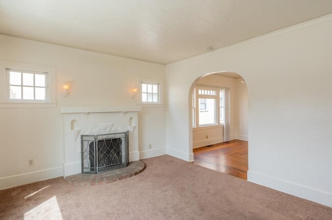 Building Photo - 241 Clay St