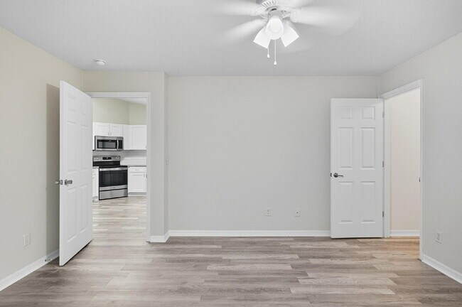 Building Photo - Popular Palm Harbor location