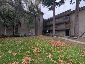 Building Photo - 2550 Thorndyke Ave W