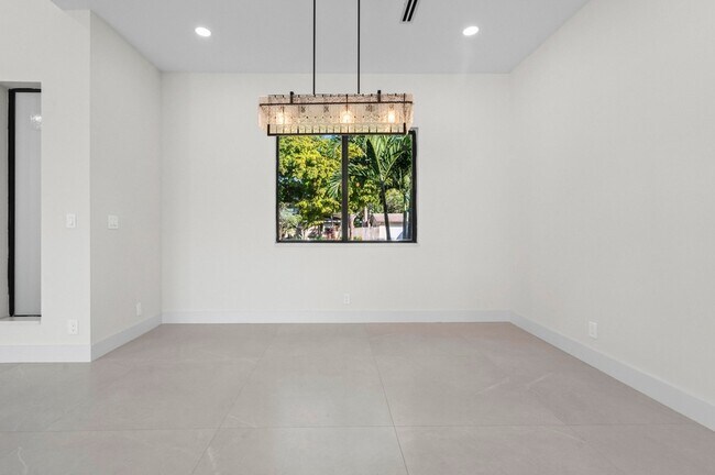 Building Photo - 621 NW 42nd Ave