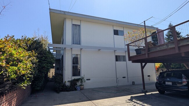 Building Photo - 2 bedroom 1 Bath, lower unit, located betw...