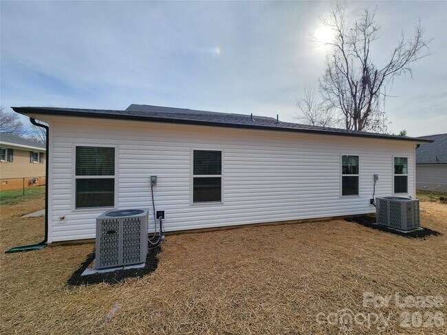 Building Photo - 418 S Shaver St