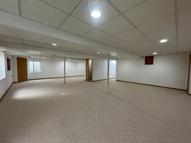 Building Photo - 1991 Westridge Pl