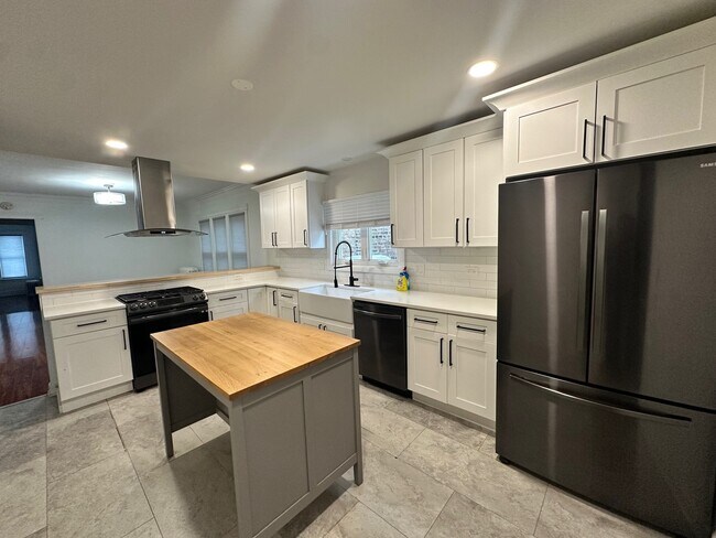 Building Photo - 5814 N Campbell Ave