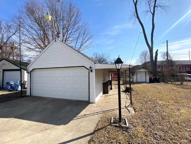 Building Photo - 2 Bedroom, 1 Bath Home Available in Peoria...