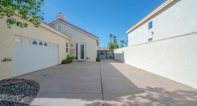 Building Photo - 49142 Barrymore St