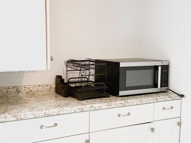 Building Photo - 673 W 60th St