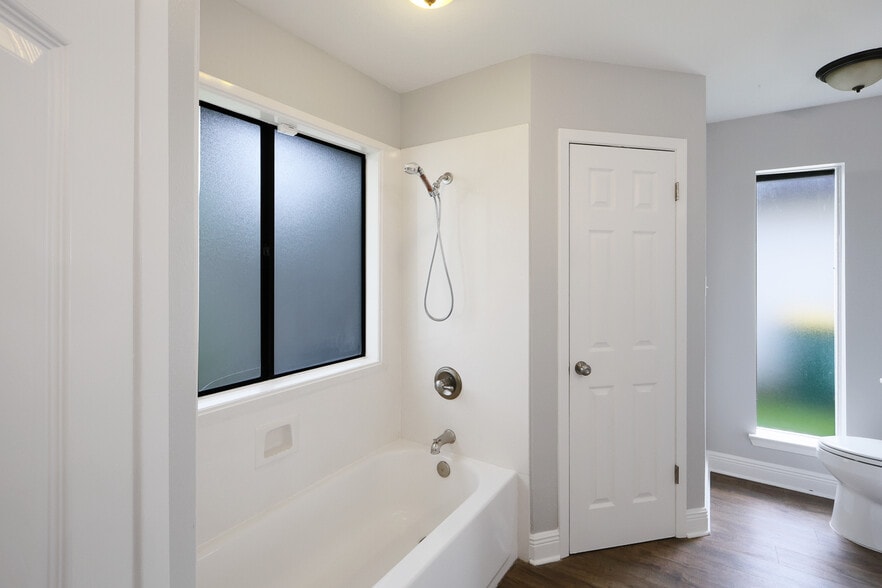 Master Bathroom - 811 N Lake Verret Ct
